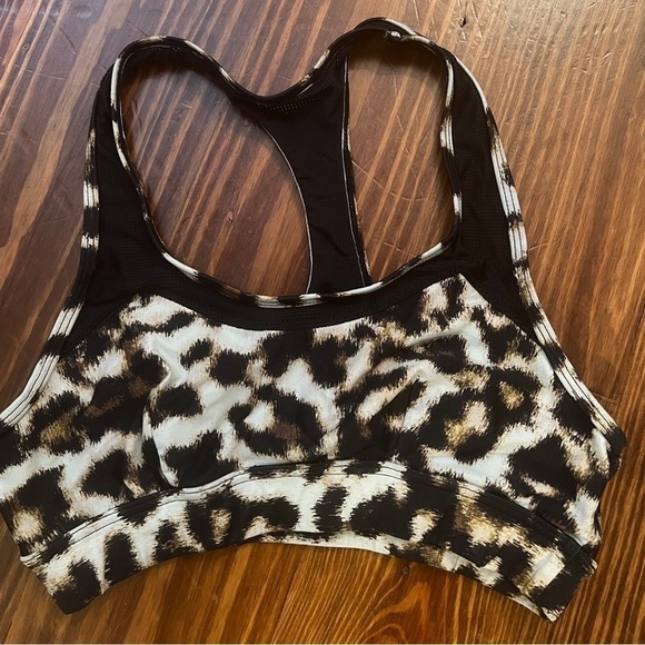 THE UPSIDE Chrissy Leopard-Print Racerback Performance Sports Bra - Picture 2 of 7